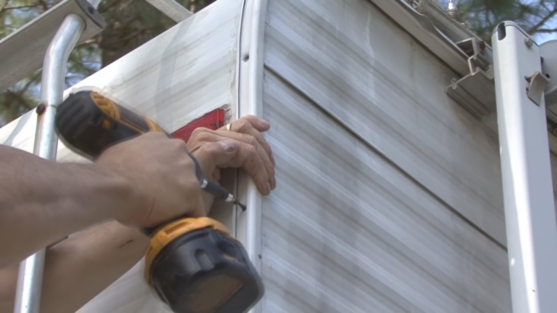 How to Reseal RV Corner Molding – RV 101® – RV Education 101®